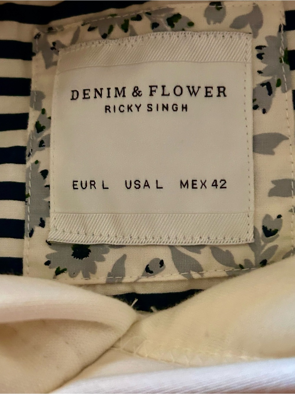 Label Inside Women's Jacket - Picture 2 of 3